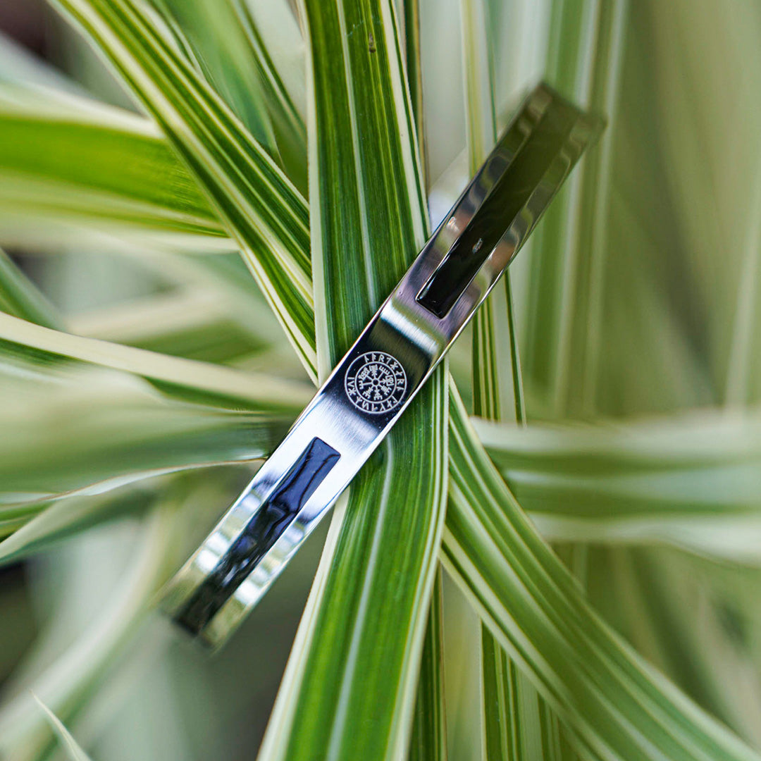 Et bangle herrearmbånd i noget grønt græs