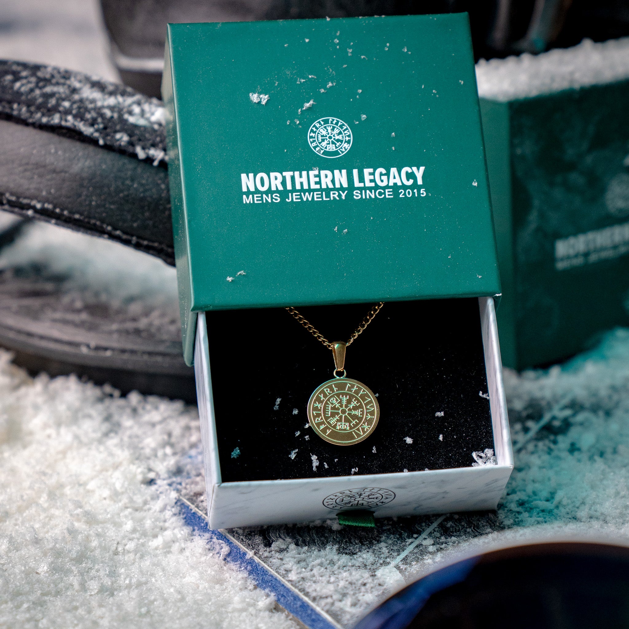 NL Vegvisir pendant - Gold-toned