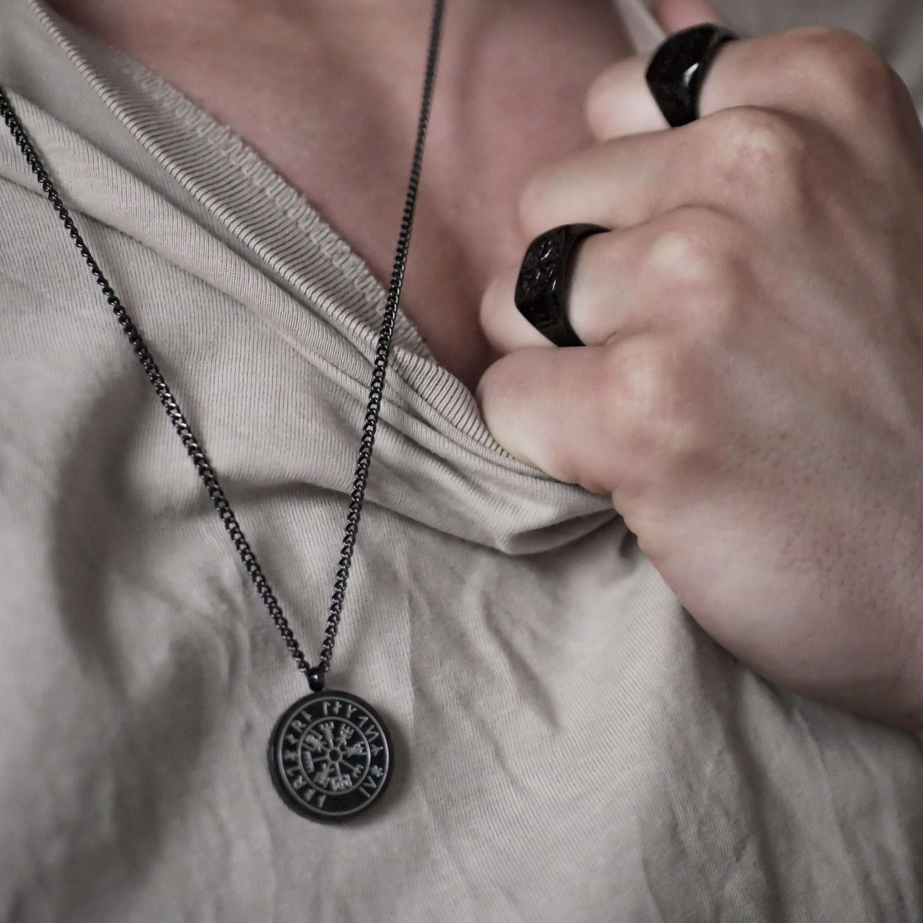 Vegvisir pendant - Black