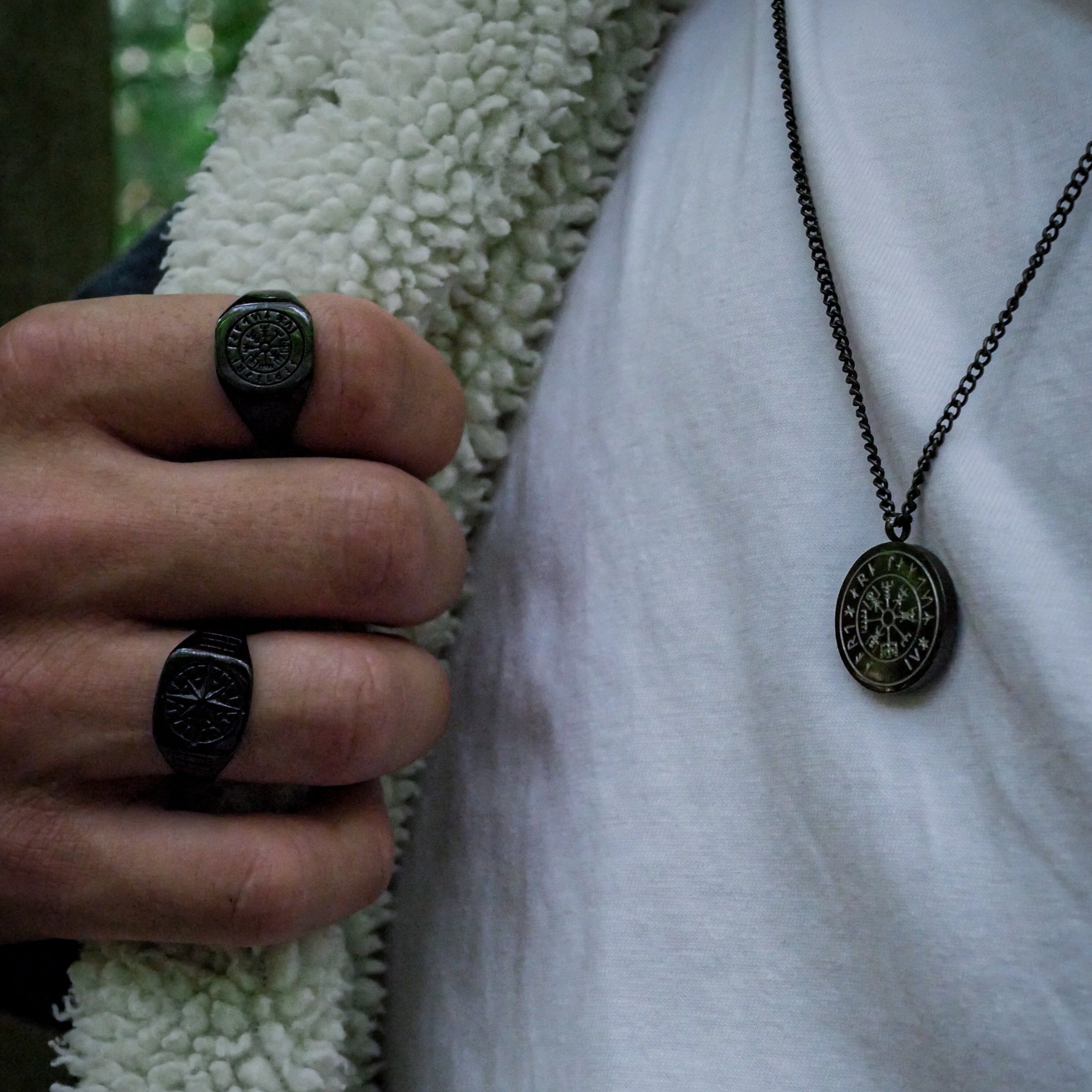 Vegvisir pendant - Black