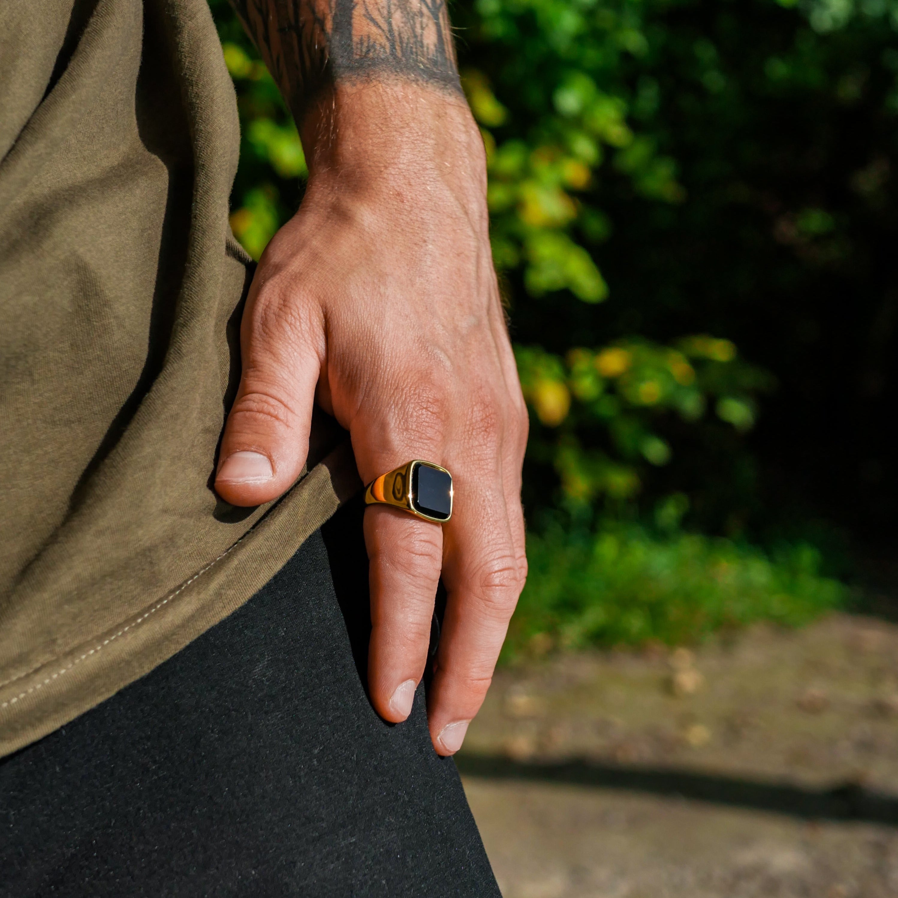 Black Onyx Oversize Signature - Gold-toned ring