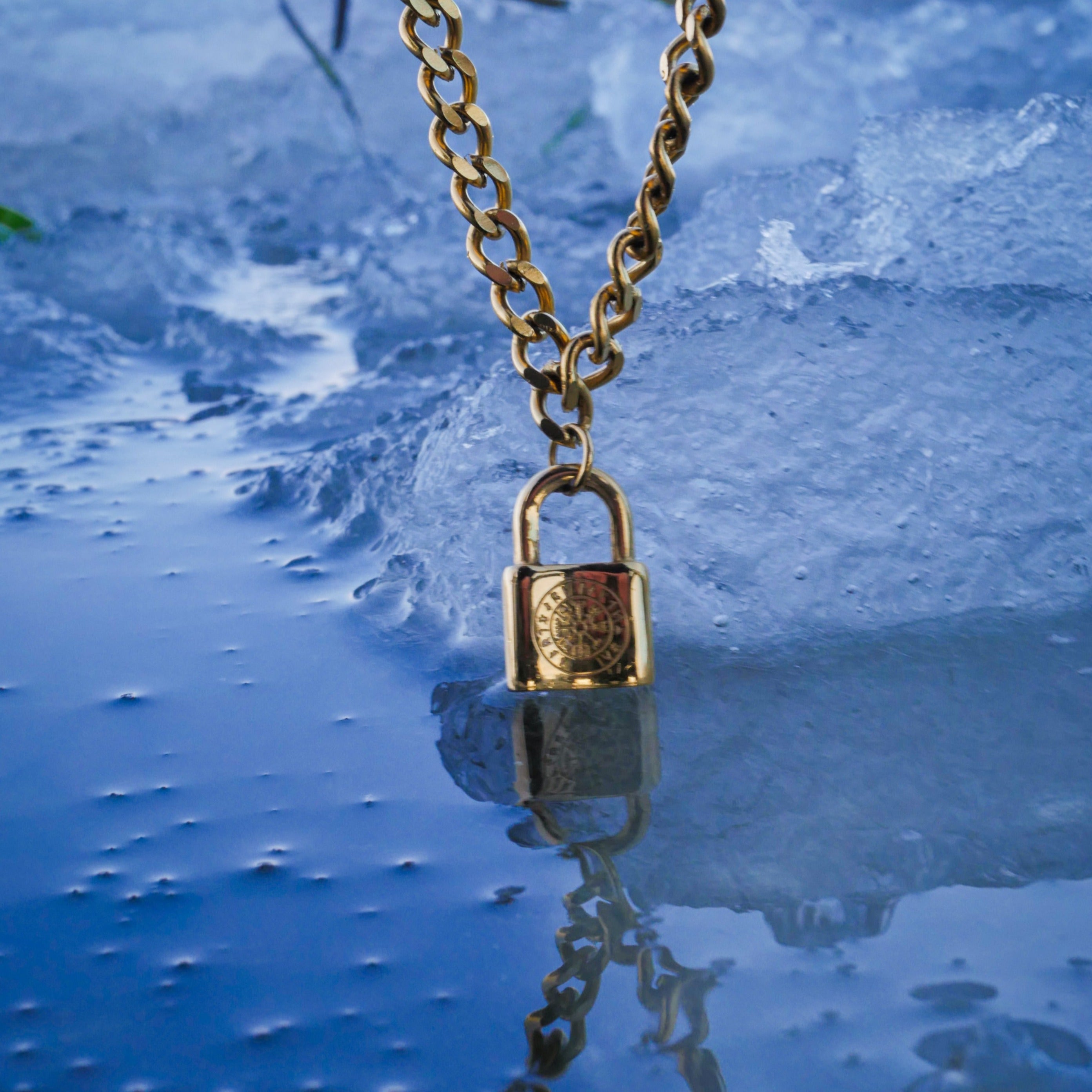 NL Vegvisir locker pendant - Gold-toned