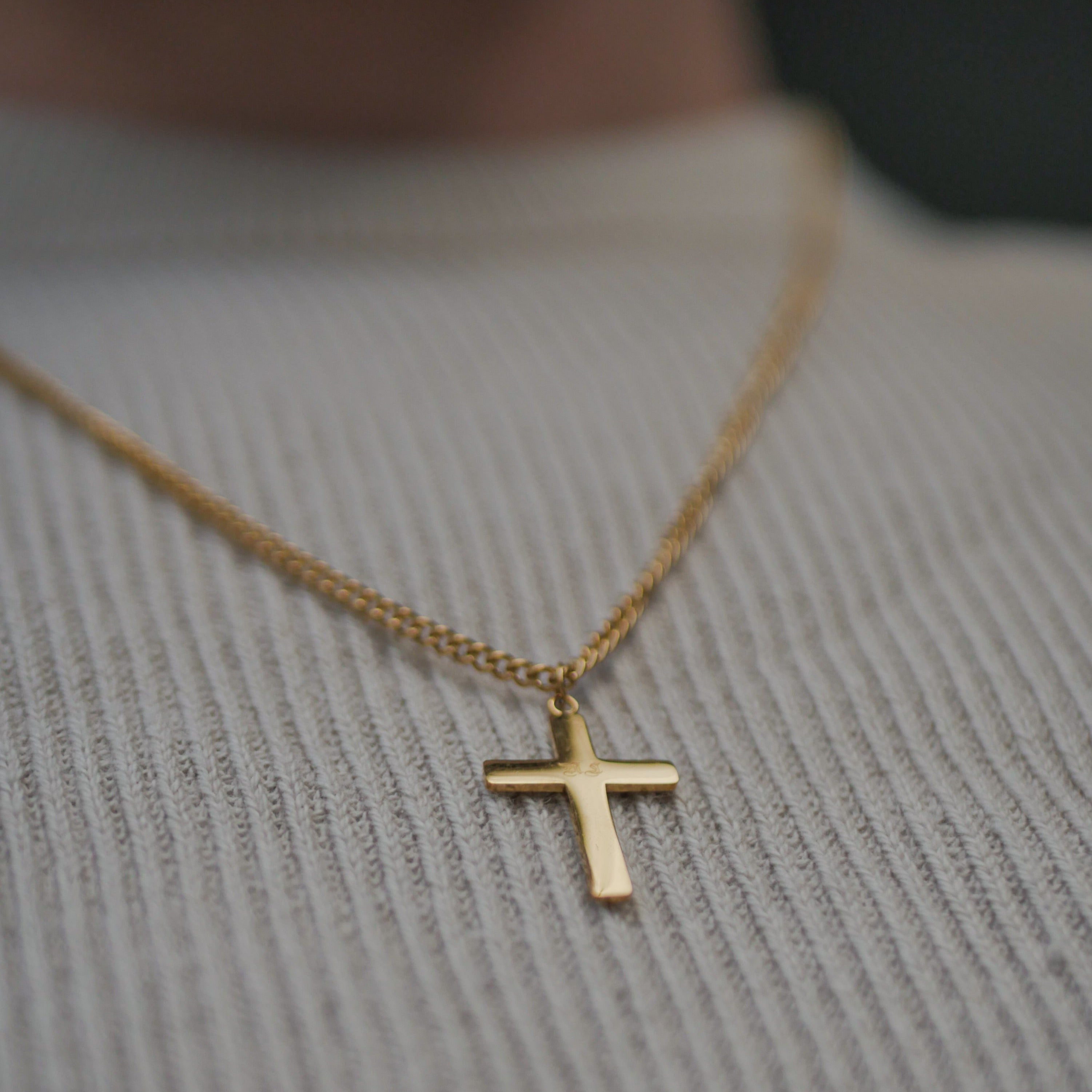 Cross chain - Gold-toned