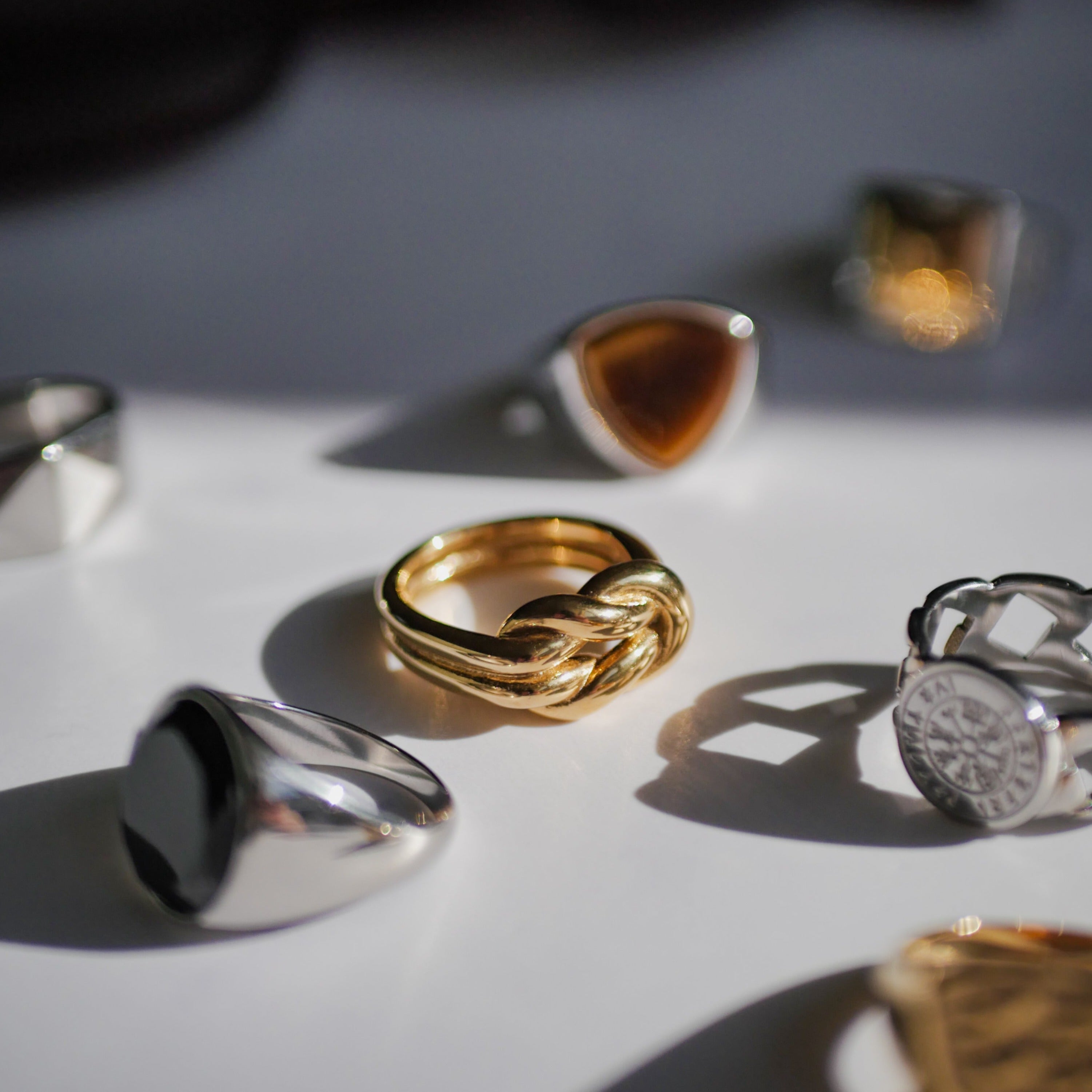 Perpetual band ring - Gold-toned