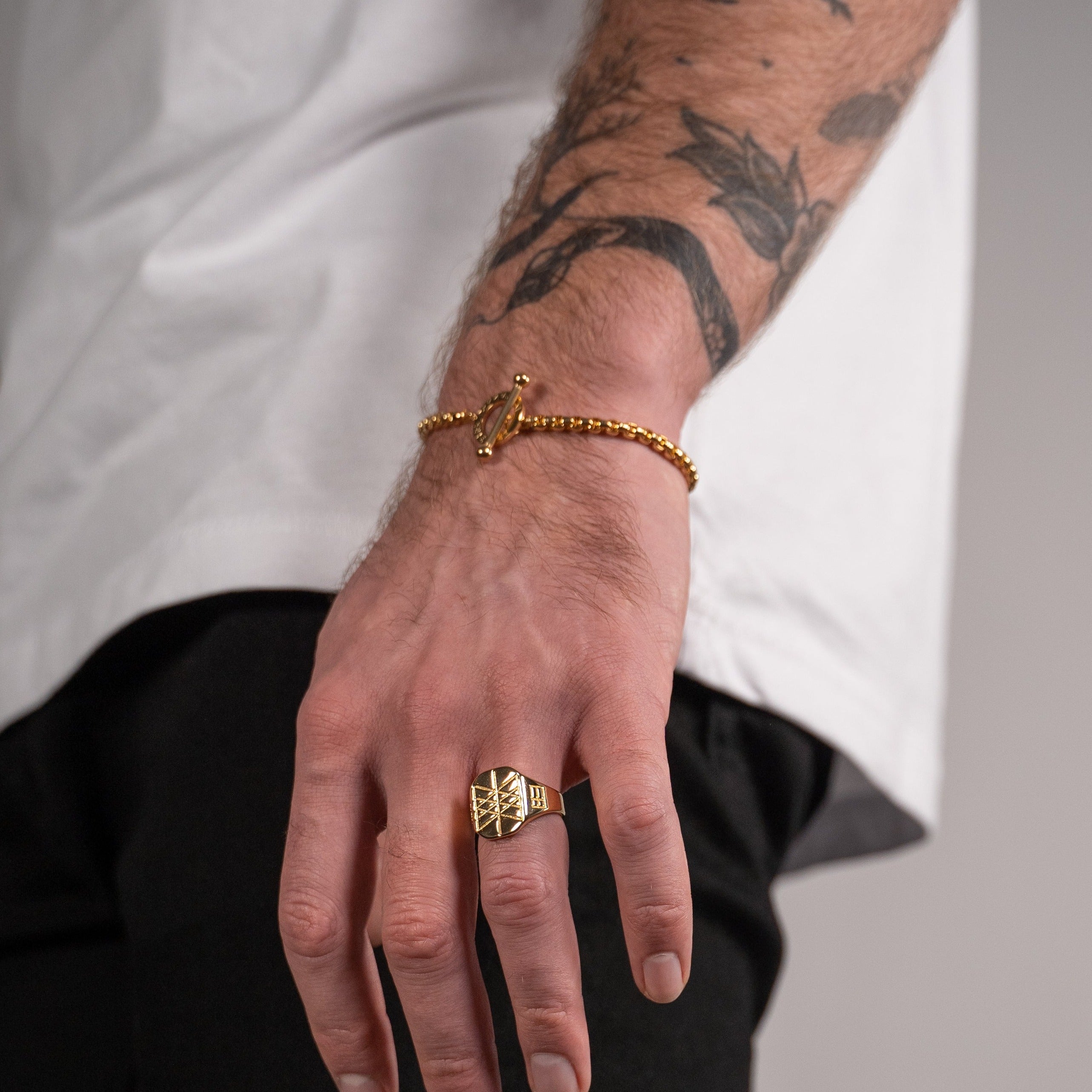 Web of Wyrd Signature ring - Gold-toned