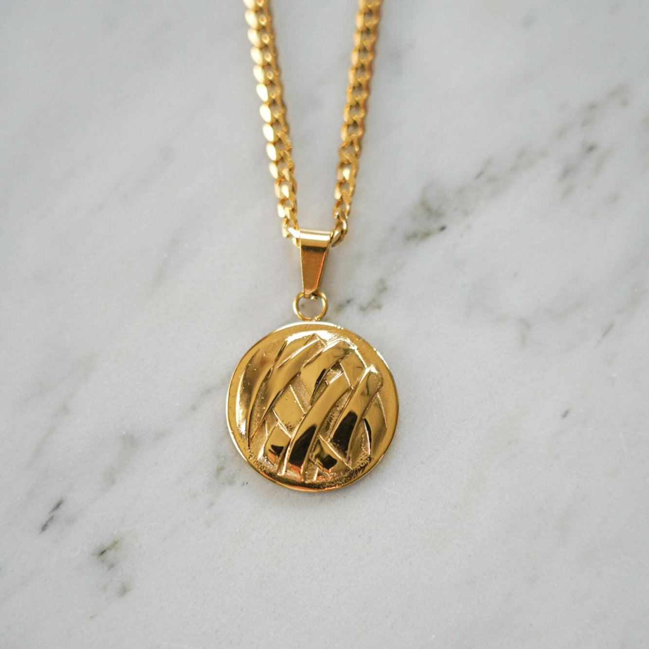 NL Armor pendant - Gold-toned