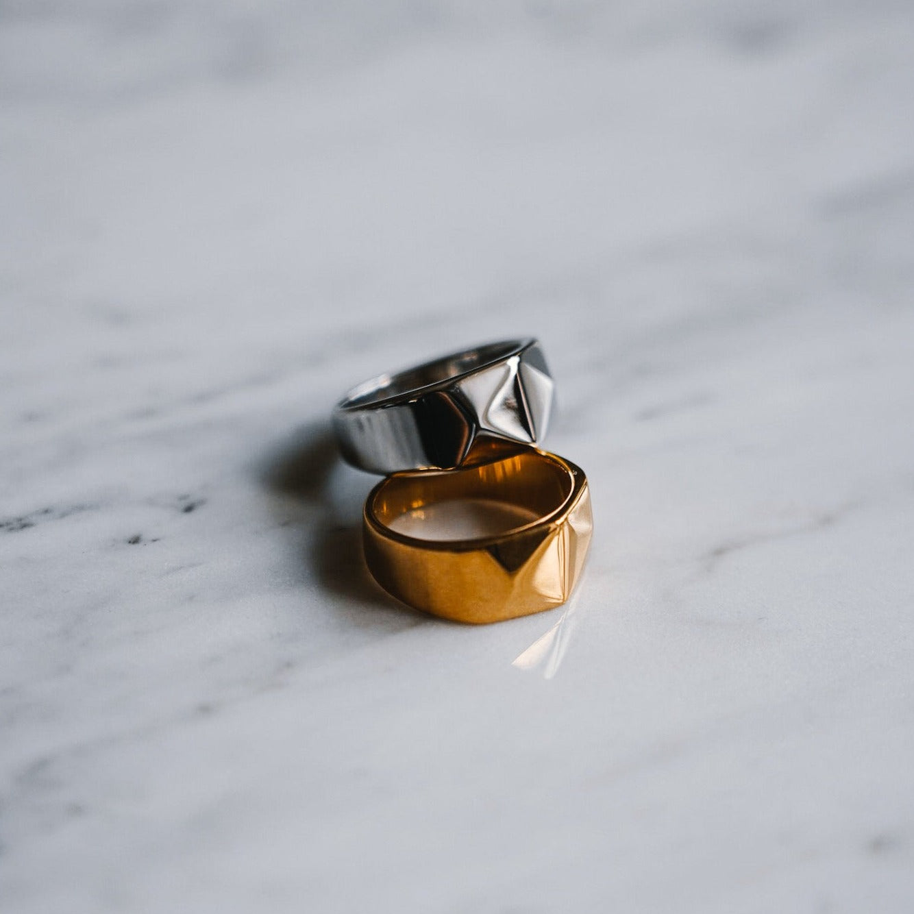 Kant Signature ring - Gold-toned