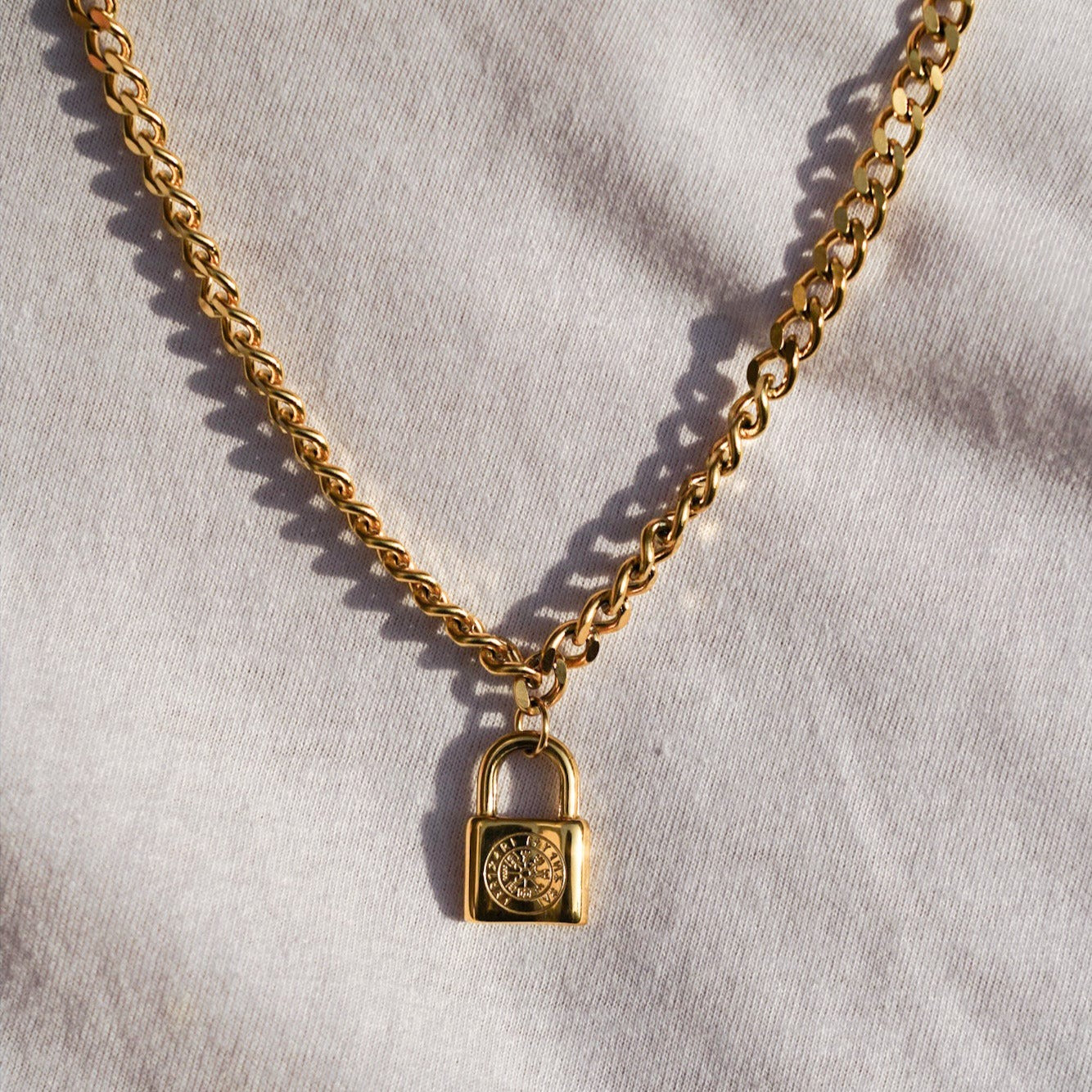 NL Vegvisir locker pendant - Gold-toned