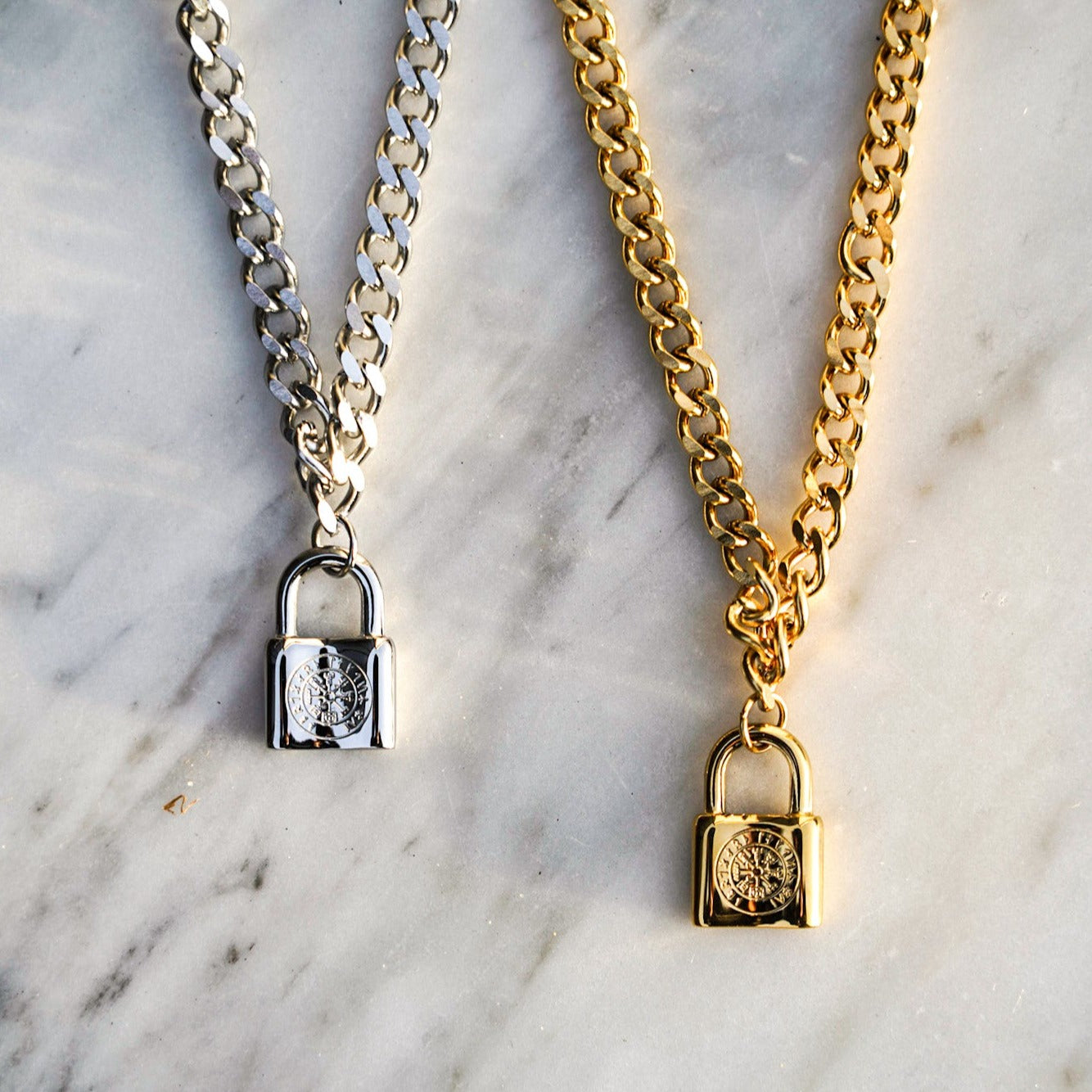 NL Vegvisir locker pendant - Gold-toned
