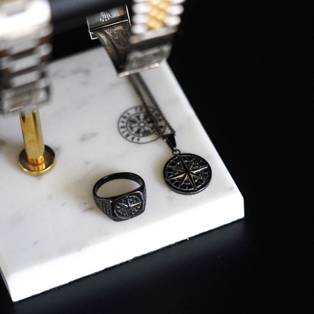 NL Compass pendant 2.0 - Black