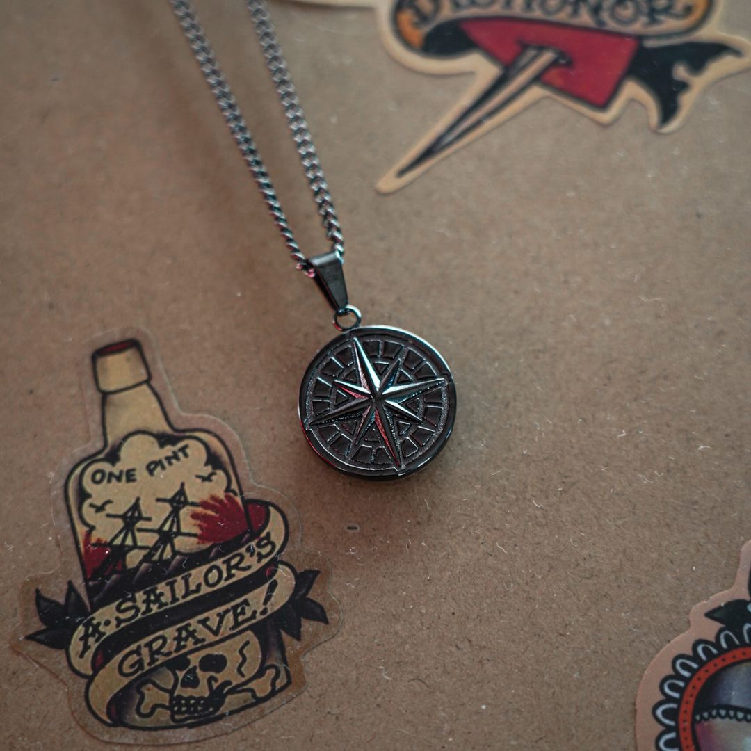 NL Compass pendant 2.0 - Black