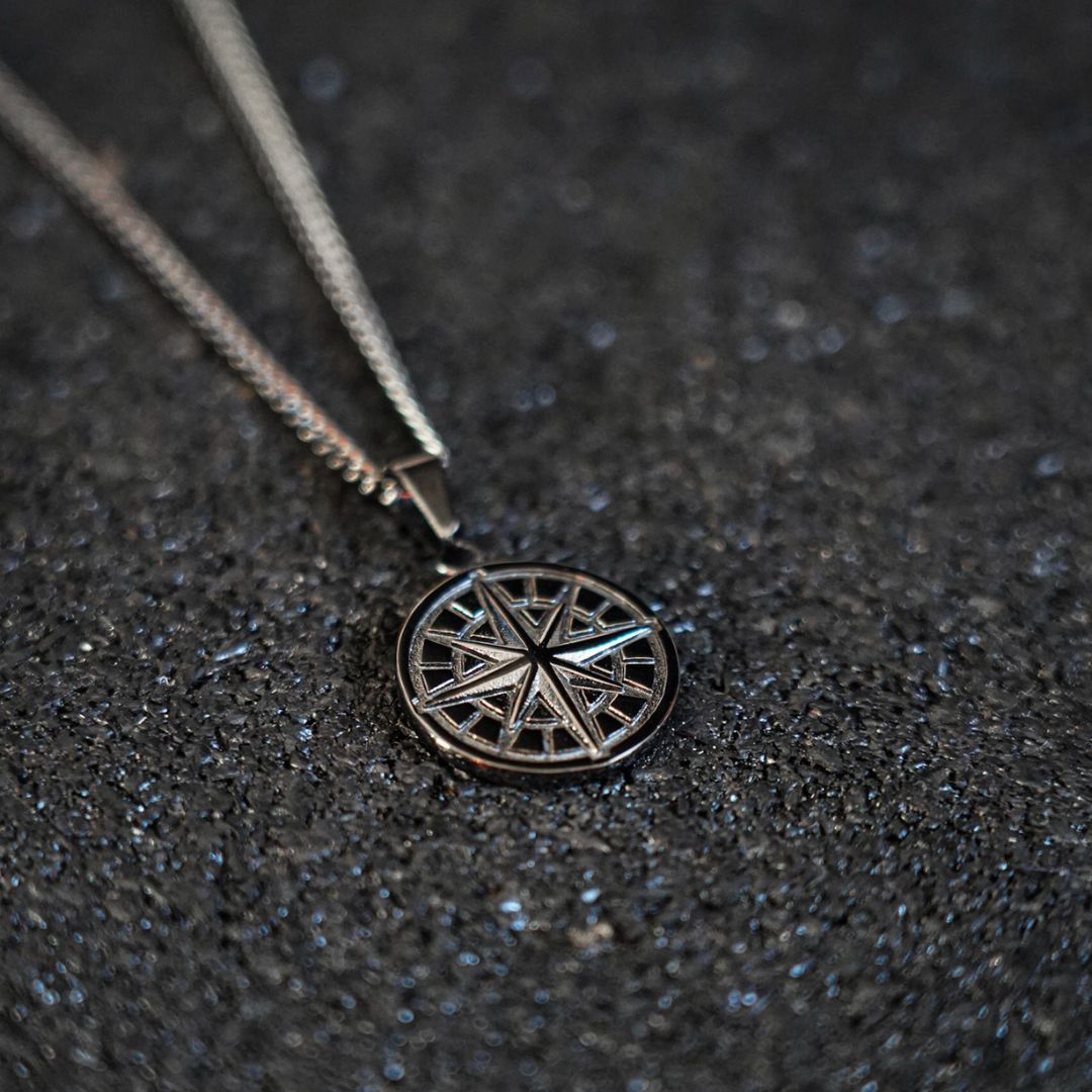 NL Compass pendant 2.0 - Black