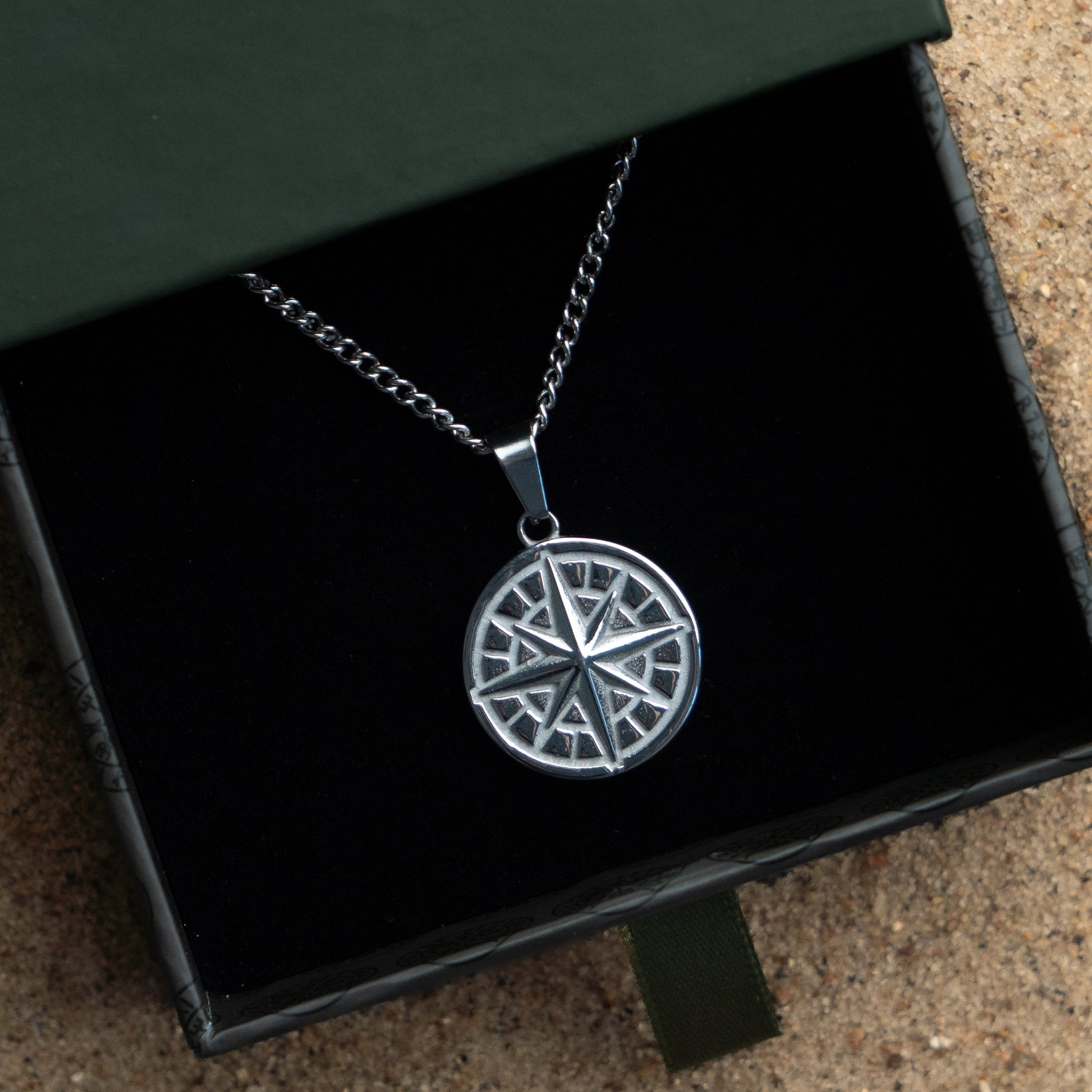 Compass pendant 2.0 - Silver-toned