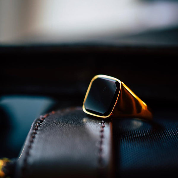 BLACK ONYX SIGNATURE RING (GOLD)