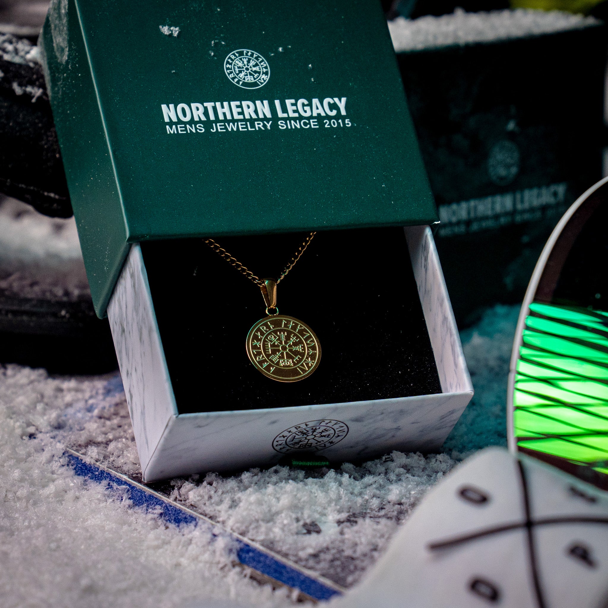 NL Vegvisir pendant - Gold-toned