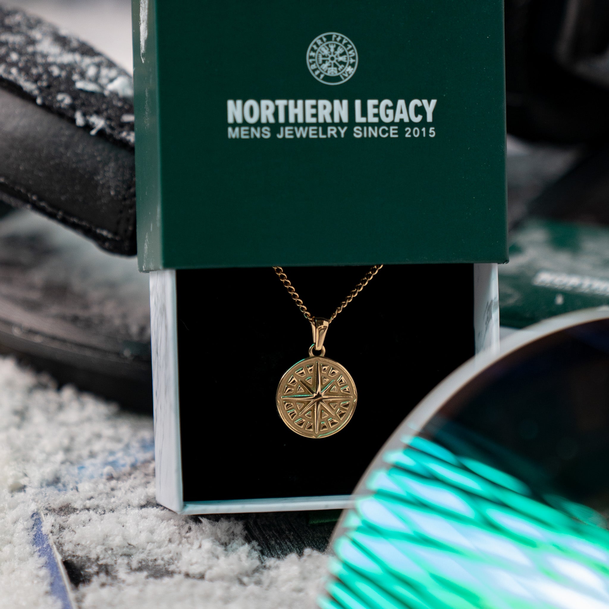 NL Compass pendant 2.0 - Gold-toned