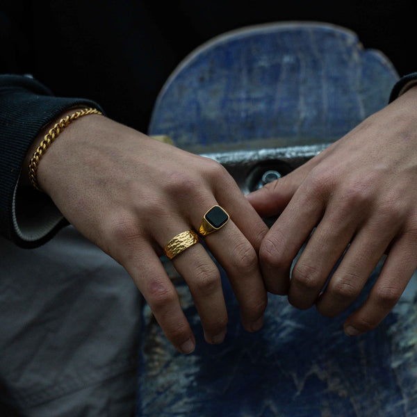 BLACK ONYX SIGNATURE RING (GOLD)
