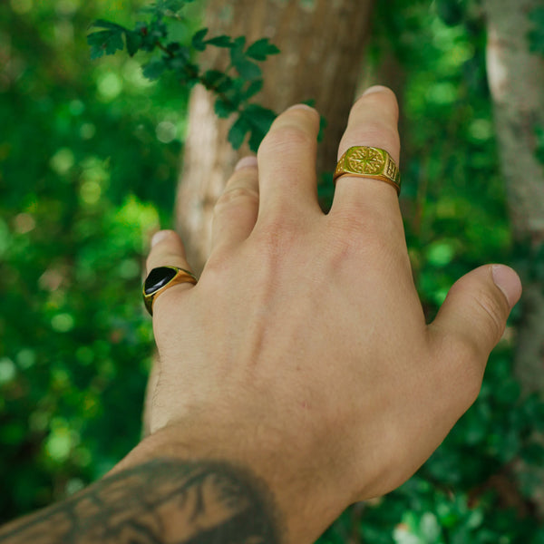 BLACK ONYX POLYGON SIGNATURE RING (GOLD)