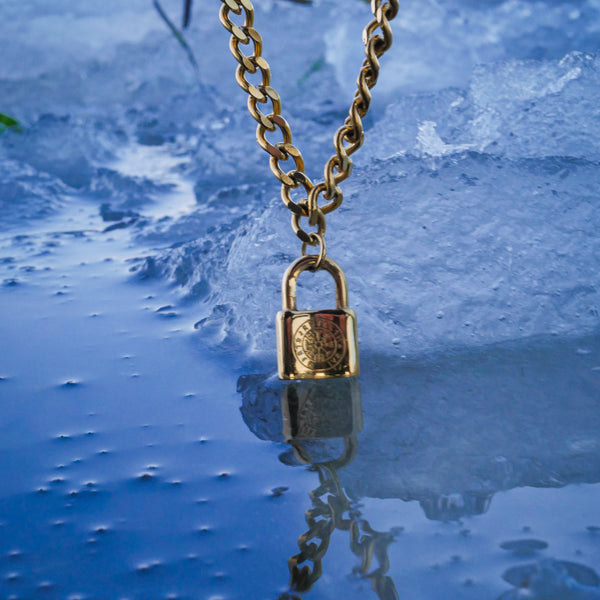 VEGVISIR LOCK PENDANT (GOLD)