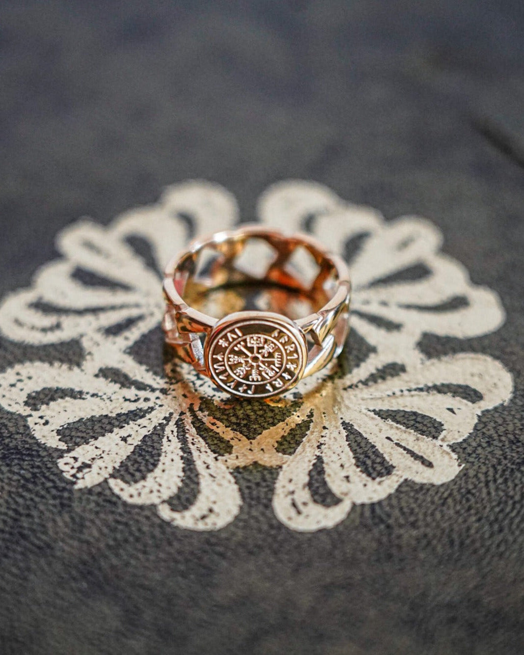 Vegvisir Chain Signature - Gold-toned ring