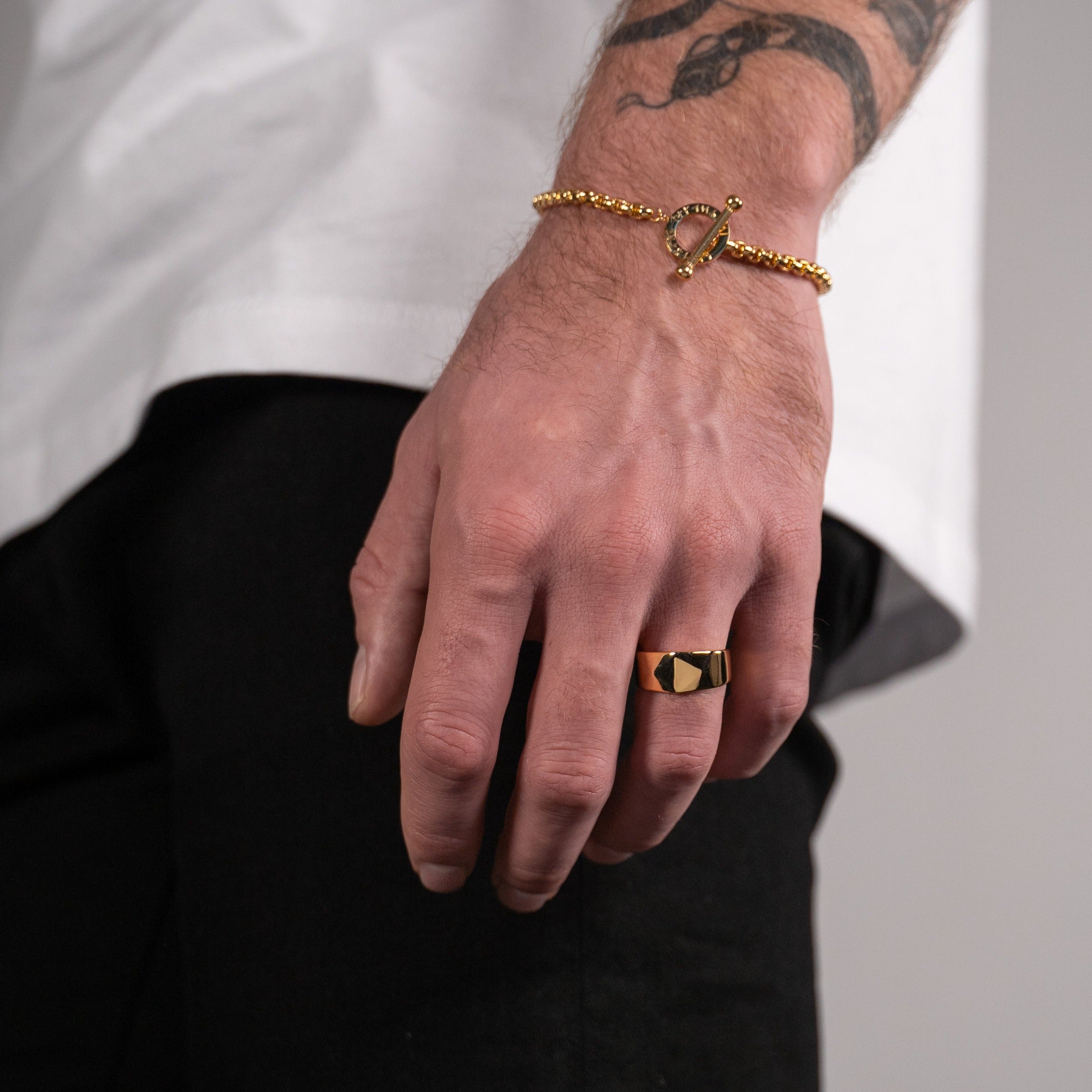 Kant Signature ring - Gold-toned