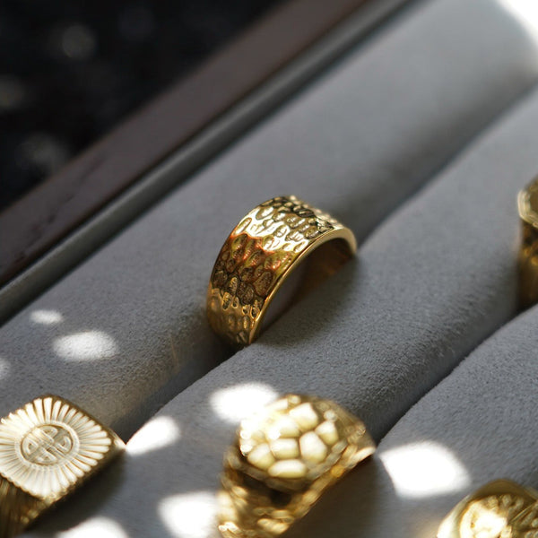 HAMMERED SIGNATURE RING (GOLD)