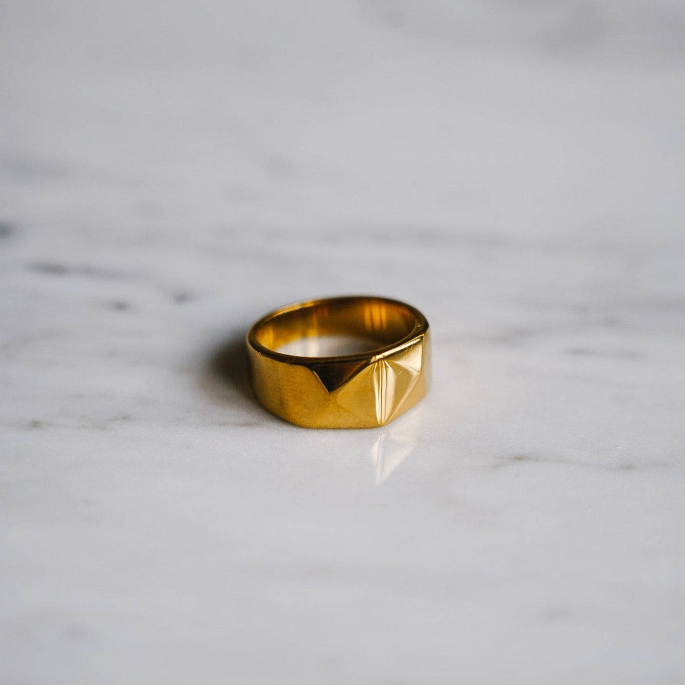 Kant Signature ring - Gold-toned