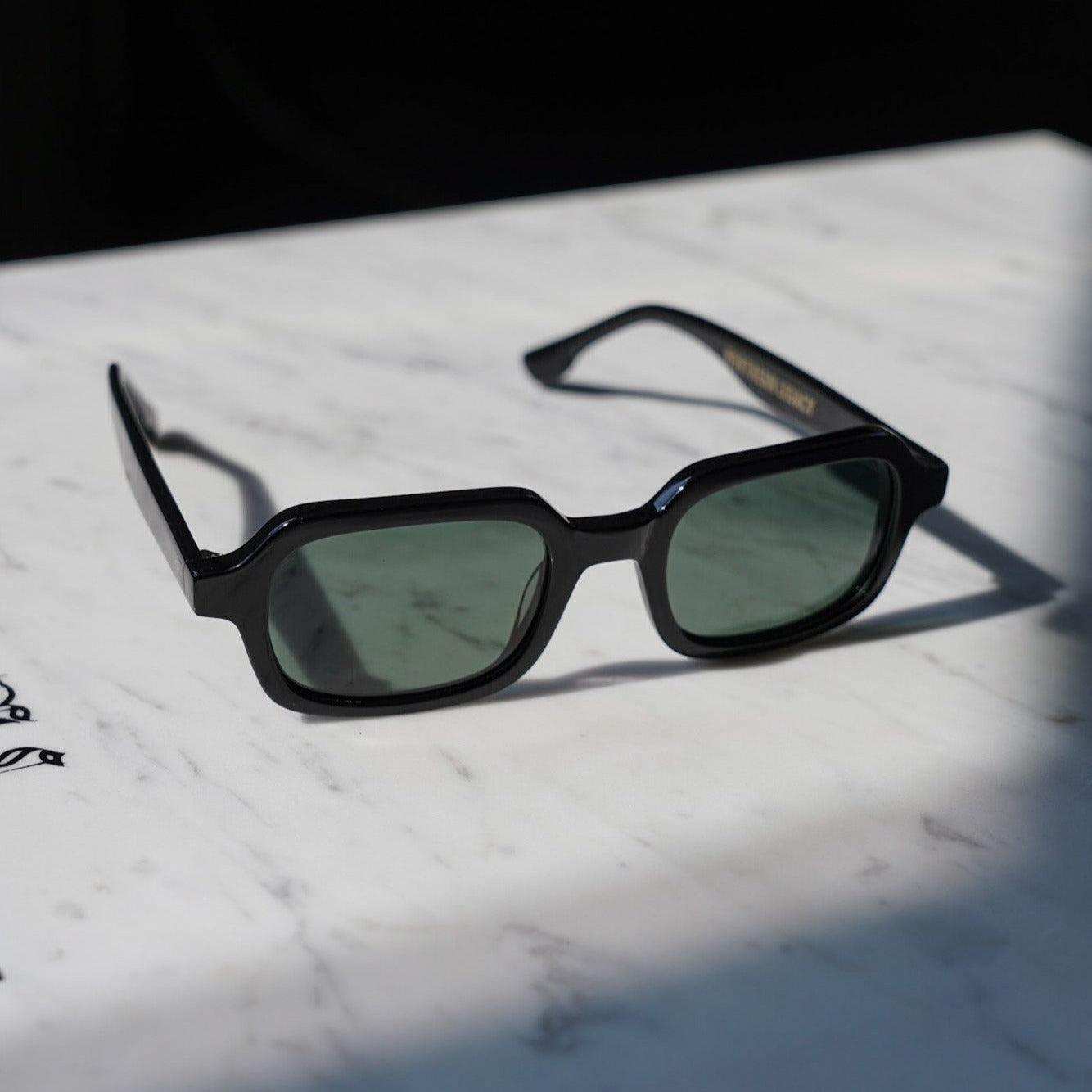 Modern sunglasses - Deep black/green
