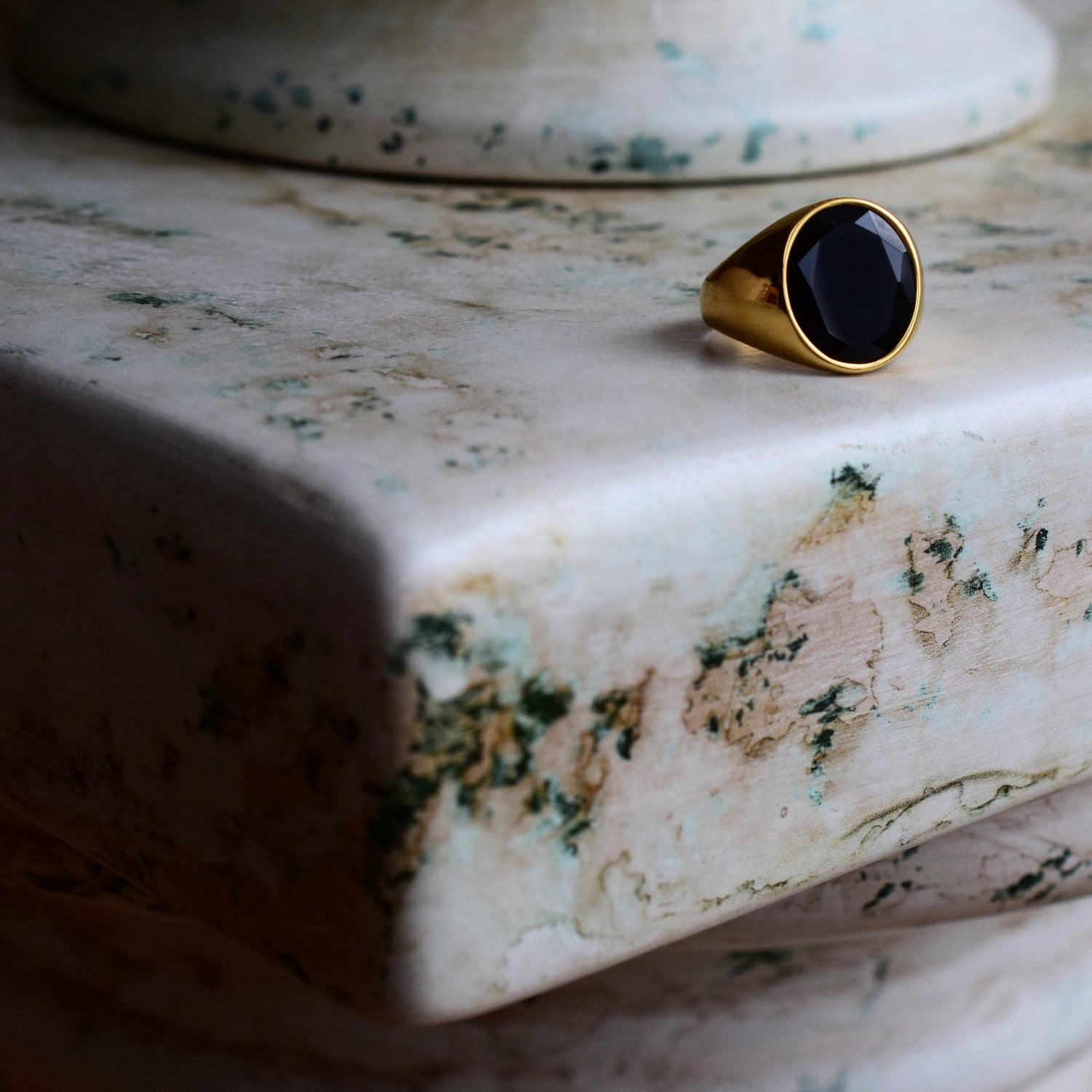 Oval Black Onyx Signature - Gold-toned ring
